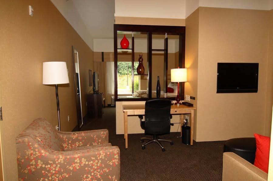 Cambria Hotel Traverse City Ngoại thất bức ảnh
